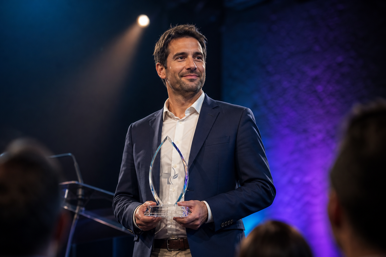 Церемония награждения Lab4U Medical Awards — победитель на сцене с наградой